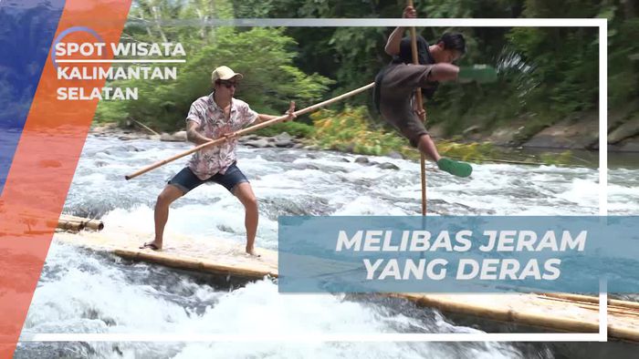 Melibas Jeram Deras Saat Menyusuri Sungai dengan Rakit Bambu di Kalimantan Selatan  