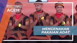 Menggunakan Pakaian Adat Saat Menari Saman di Aceh  