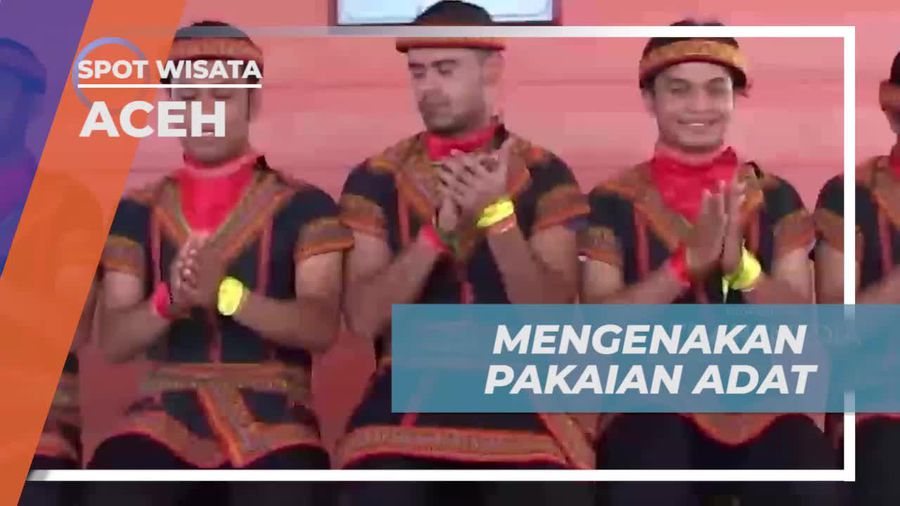Menggunakan Pakaian Adat Saat Menari Saman di Aceh  