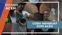 Membuat Kopi Khas Aceh di Kedai Kopi Solong bersama Artis  