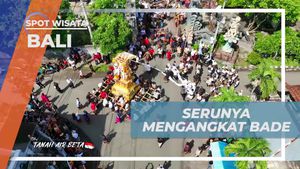 Menangkap Keseruan Mengangkat Bade Saat Upacara Ngaben di Bali  