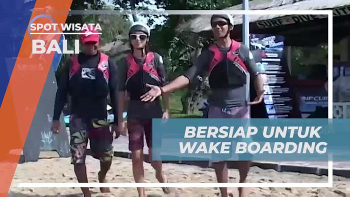 Bersiap Melakukan Wake Boarding dan Mendengar Arahan Pelatih di Bali 