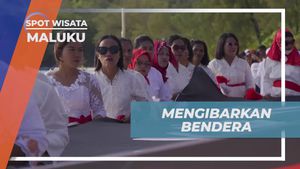 Mengibarkan Bendera Merah Putih di Pantai Ngiarvarat, Maluku  