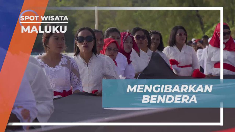 Mengibarkan Bendera Merah Putih di Pantai Ngiarvarat, Maluku  