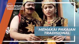 Memakai Pakaian Tradisional dan Mengikuti Tantangan Mengamen di Yogyakarta  