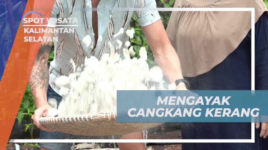Mengayak Cangkang Kerang Setelah Pembakaran di Kalimantan Selatan