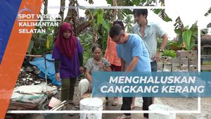 Menghaluskan Cangkang Kerang Sebelum Dijadikan Kapur di Kalimantan Selatan