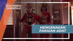Mengenakan Pakaian Adat Gorontalo dan Duduk di Pelaminan  