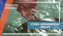 Berfoto Bersama Belut Raksasa di Desa Wai, Maluku  