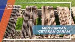 Menyiapkan Wadah Bambu untuk Membuat Garam dari Bledug Kuwu di Jawa Tengah  