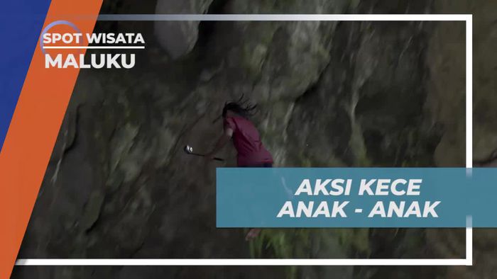 Menampilkan Aksi Kece Anak-Anak Saat Melompat dari Atas Batu di Goa Hawang, Maluku  