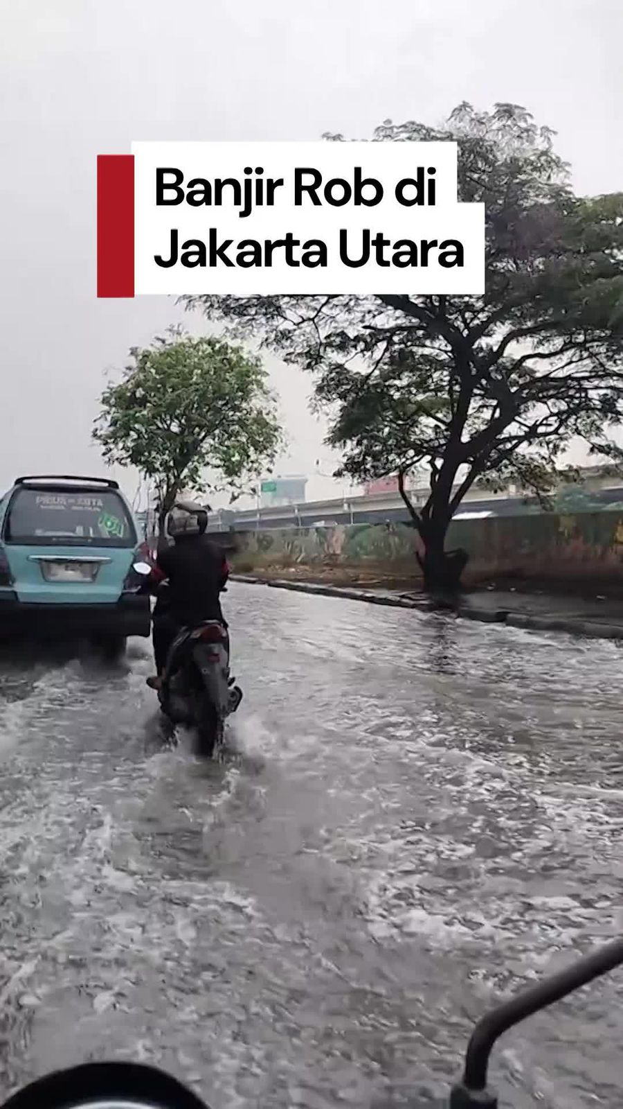Video: Banjir Rob di Jakut, Motor Mogok Usai Nekat Terobos Genangan
