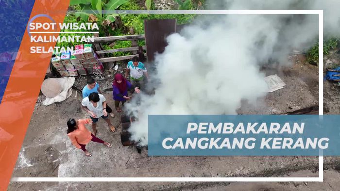 Membakar Cangkang Kerang untuk Membuat Kapur Sirih di Kalimantan Selatan