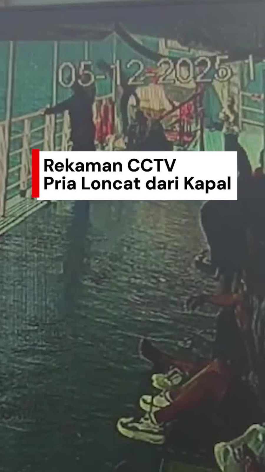Video: Momen Pria Nekat Loncat dari Kapal di Perarian Lampung