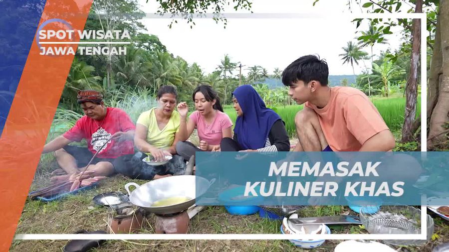 Memasak Kuliner Khas Berbahan Bunga Teratai di Ambarawa, Jawa Tengah  