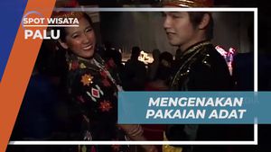 Memakai Pakaian Adat dan Menyusun Gerakan Tarian Khas Palu, Sulawesi Tengah  