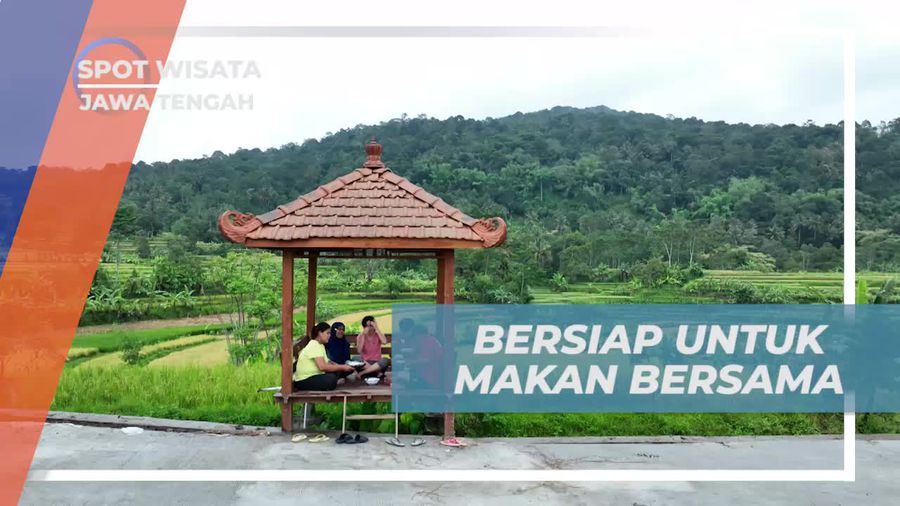 Bersiap Menikmati Hidangan Bersama di Saung dengan Pemandangan Indah di Ambarawa, Jawa Tengah  