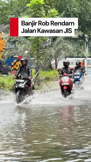 Video: Jalan di Kawasan JIS Terendam Banjir Rob, Sejumlah Motor Mogok