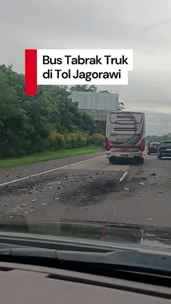 Video: Bus Tabrak Truk di Tol Jagorawi gegara Sopir Mengantuk