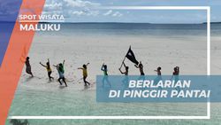 Menikmati Momen Seru Berlarian di Pinggir Pantai Ngurtafur Bersama Warga Maluku  