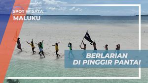 Menikmati Momen Seru Berlarian di Pinggir Pantai Ngurtafur Bersama Warga Maluku  