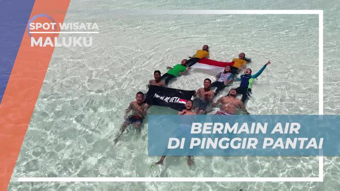 Merasakan Sensasi Bermain Air di Pinggir Pantai Ngurtafur Bersama Anak-Anak Maluku  