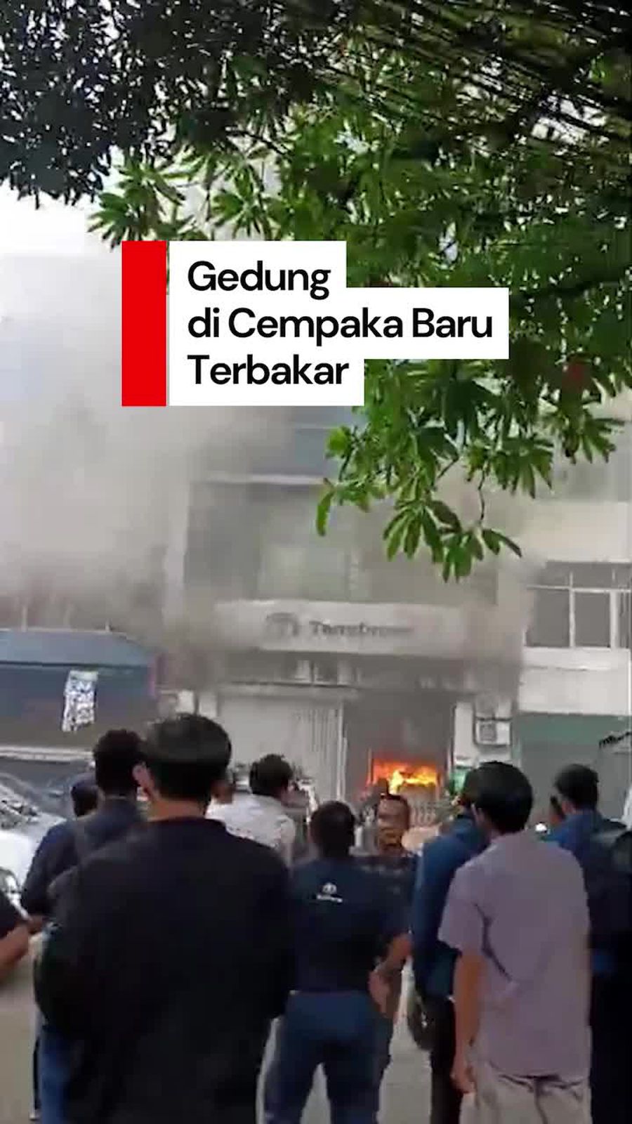 Video Sejumlah Orang Terjebak di atas Gedung Terbakar di Jakpus