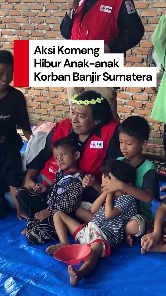 Video: Jadi Relawan PMI, Komeng Hibur Anak-anak Korban Bencana Sumatera