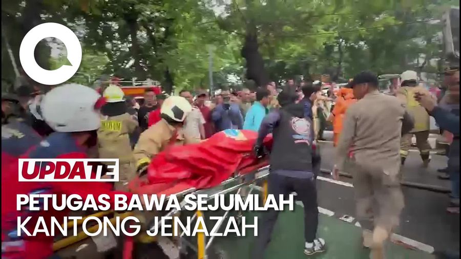 Video: Kebakaran Gedung di Cempaka Baru, Petugas Evakuasi Sejumlah Jenazah