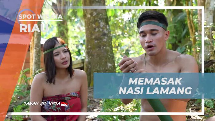 Memasak Nasi Lamang dengan Bambu di Suku Talang Mamak, Riau