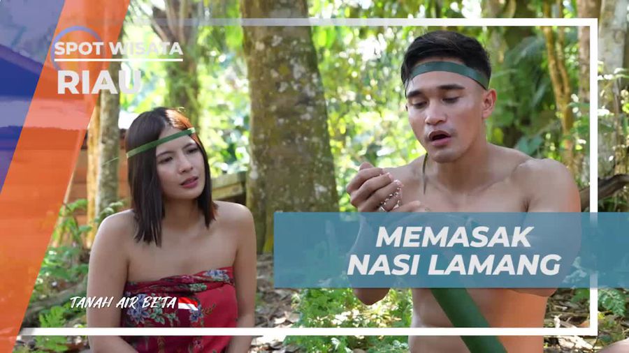 Memasak Nasi Lamang dengan Bambu di Suku Talang Mamak, Riau