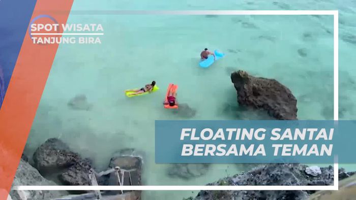 Bersantai di Laut Tanjung Bira dengan Pelampung Bersama Teman