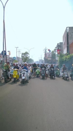 Saat Gresik di Penuhi Vespanya Anggota Komunitas Move Indonesia 