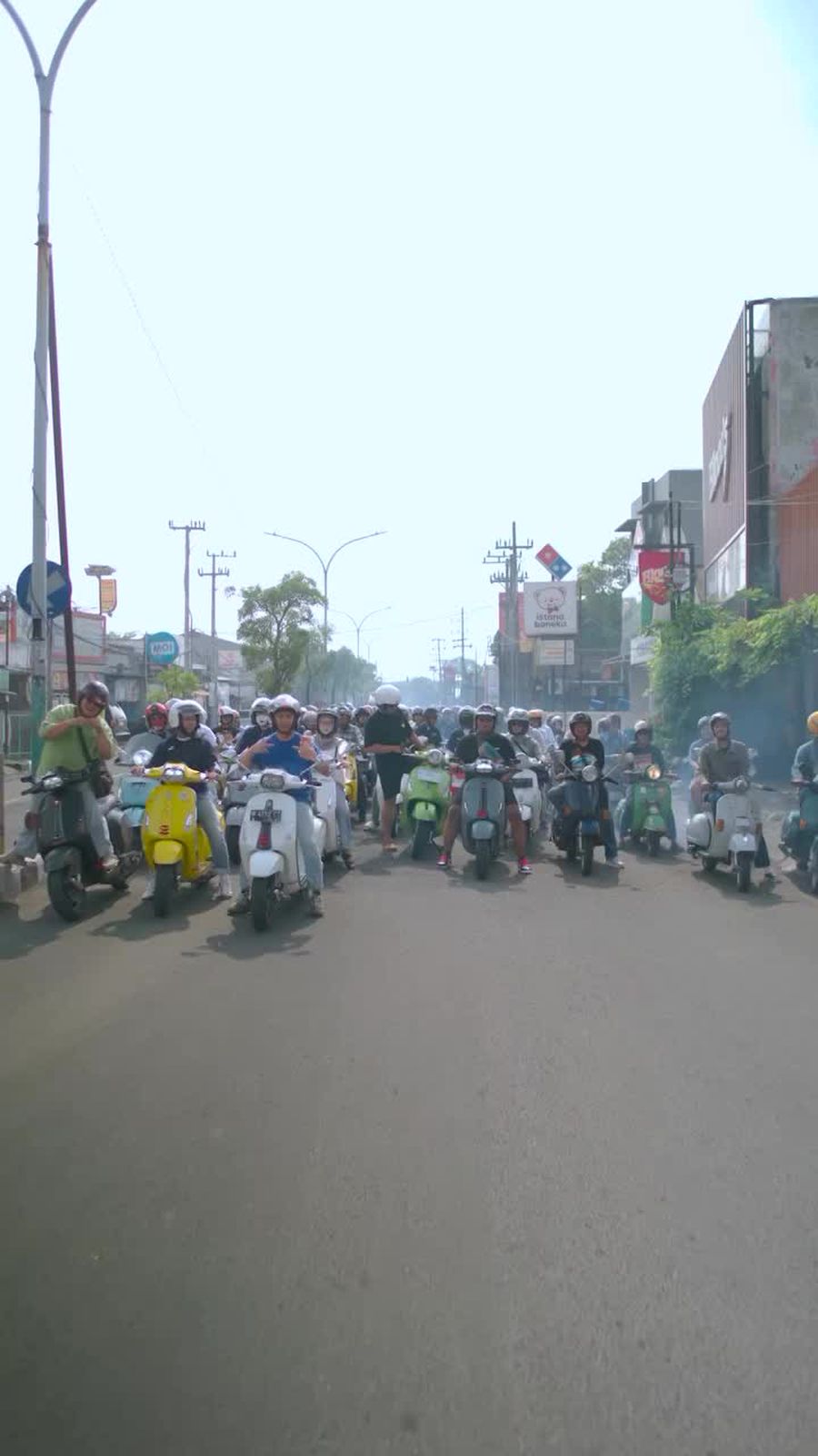 Saat Gresik di Penuhi Vespanya Anggota Komunitas Move Indonesia 