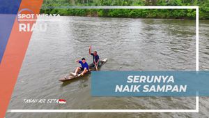 Menyusuri Keindahan Sungai Kampar Dengan Naik Sampan di Riau