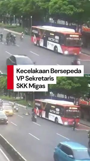 Video Detik-detik Kecelakaan Maut Pejabat SKK Migas Tabrak Bus TJ