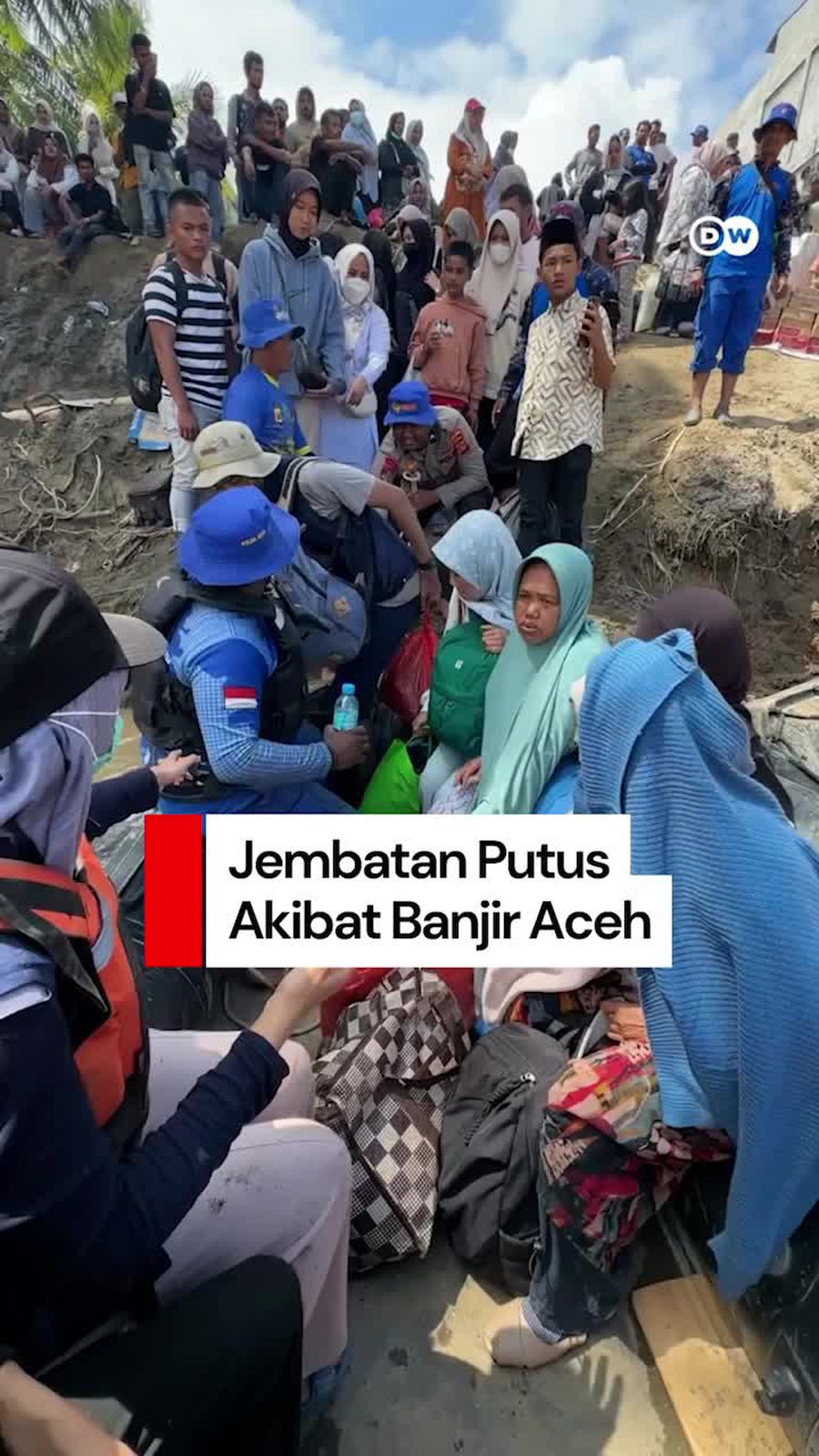 Video Banjir Aceh: Jembatan Putus, Warga Antre Perahu untuk Menyeberang