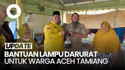 Video: Golkar Bagikan Lampu Darurat untuk Pengungsi di Aceh Tamiang