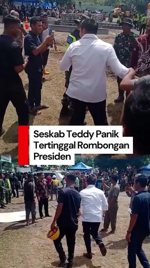 Video: Momen Seskab Teddy Panik Ketinggalan Rombongan saat Sapa Warga di Aceh