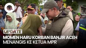Video Warga Aceh Nangis-Peluk Ketua MPR: Dekat Rumah Kami Hanyut Semua Pak