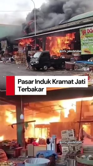 Video Momen Pedagang Selamatkan Dagangan Saat Pasar Kramat Jati Terbakar