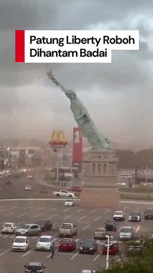 Video: Detik-detik Replika Patung Liberty Roboh Dihantam Angin kencang