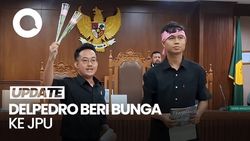 Video: Momen Delpedro Beri Bunga ke JPU Sebelum Sidang