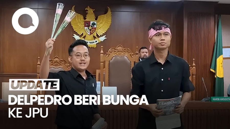 Video: Momen Delpedro Beri Bunga ke JPU Sebelum Sidang