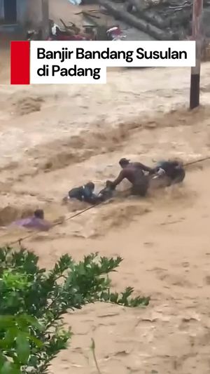 Video Banjir Bandang Susulan di Batu Busuk Padang, Warga Dievakuasi