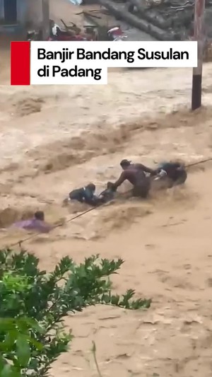 Video Banjir Bandang Susulan di Batu Busuk Padang, Warga Dievakuasi