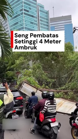 Video: Seng Pembatas Setinggi 4 Meter Ambruk Akibat Angin Kencang di Jaksel