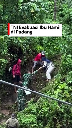 Video: Perjuangan Evakuasi Ibu Hamil di Padang, Lewati Jalan Terjal-Sungai