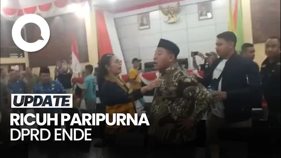 Video Ricuh Paripurna DPRD Ende, Bupati Dievakuasi-Lambang Garuda Kena Lempar