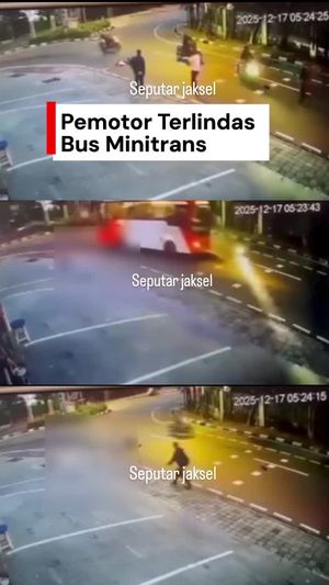 Video Detik-detik Pemotor Tewas Usai Terjatuh dan Terlindas Bus Minitrans di Jaksel
